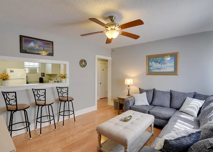 Beautiful Galveston Apt With Deck Less Than 3 Mi To Dtwn!