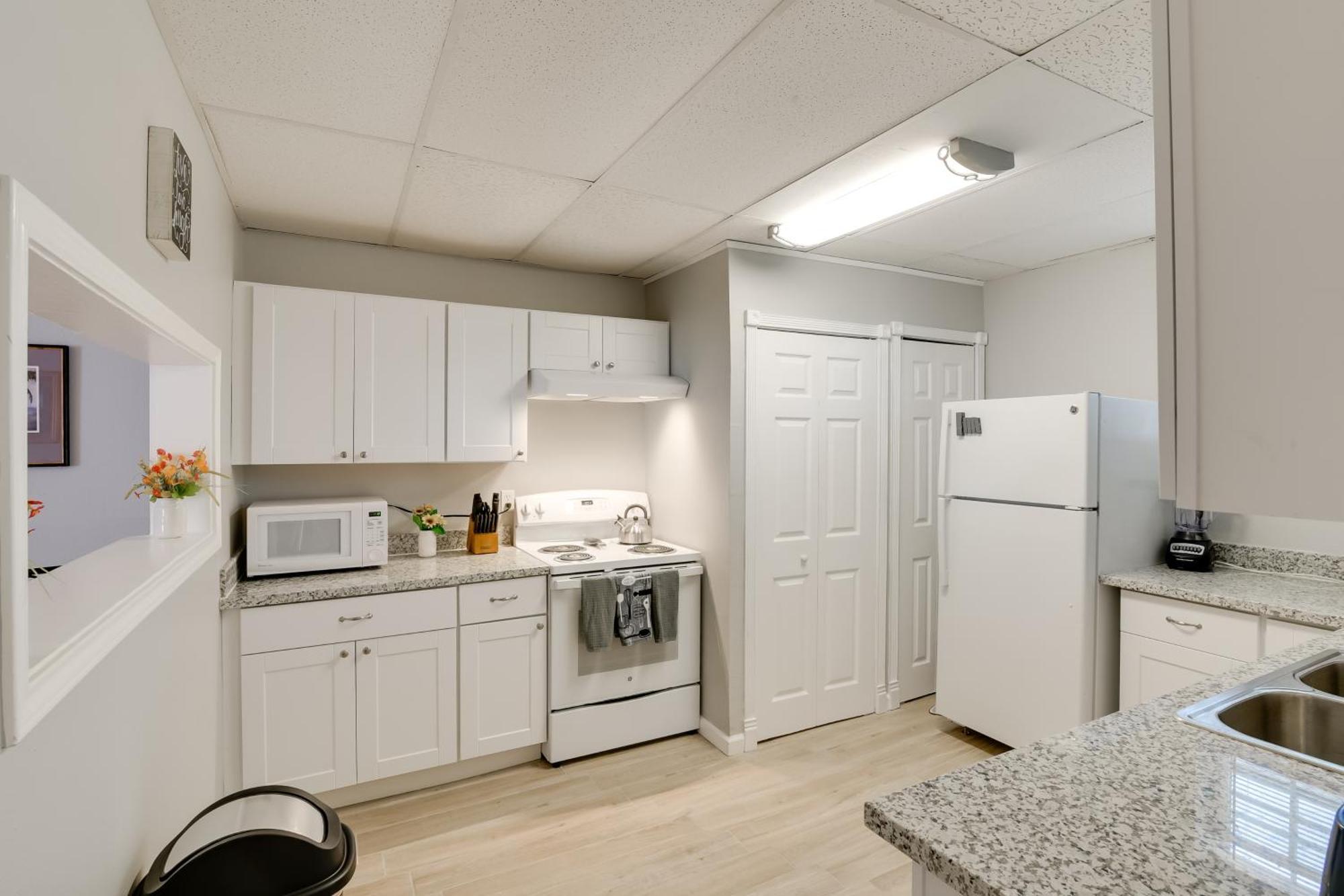 Beautiful With Deck Less Than 3 Mi To Dtwn! Appartement