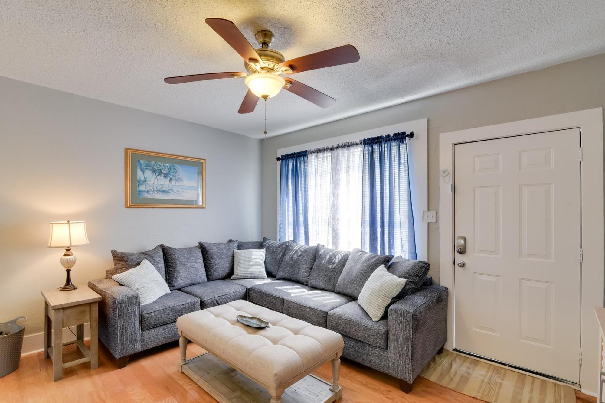 Beautiful With Deck Less Than 3 Mi To Dtwn!